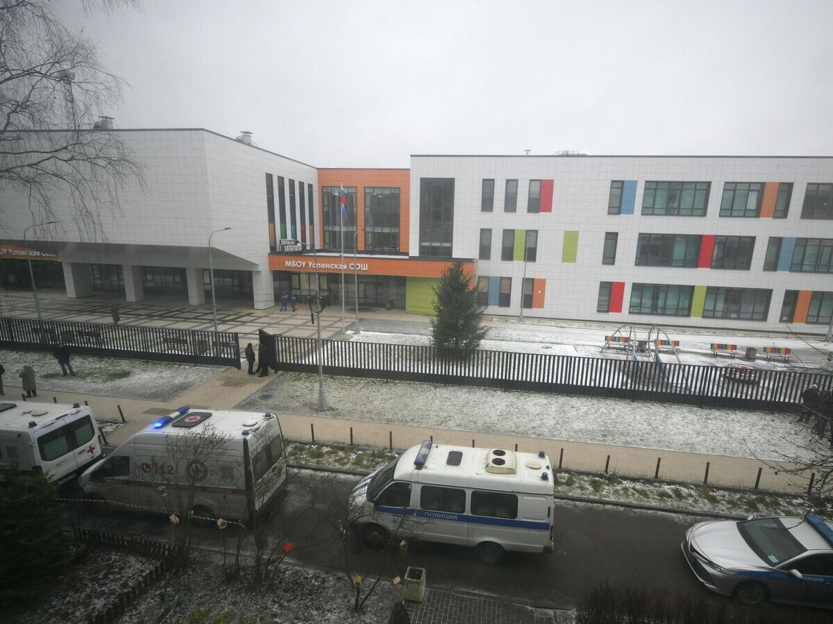    Обстановка возле Успенской школы в поселке Горки-2 Московской области | © РИА Новости / Юрий Кочетков