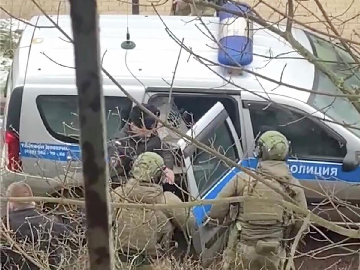    Подросток, напавший с ножом на школу в Одинцово, в автомобиле полиции | © Кадр видео из соцсетей