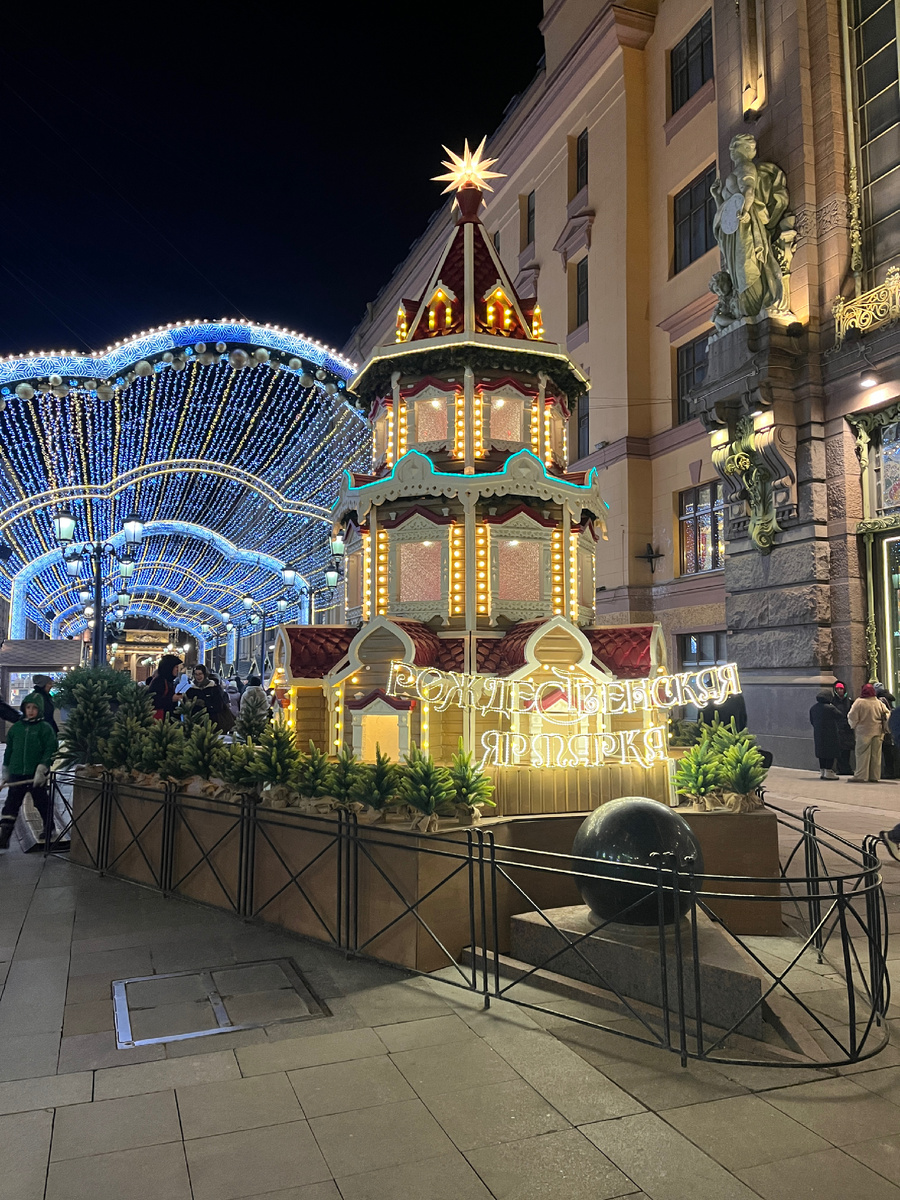 Ярмарка начинается от Елисеевского магазина и заканчивается Кленовой улицей