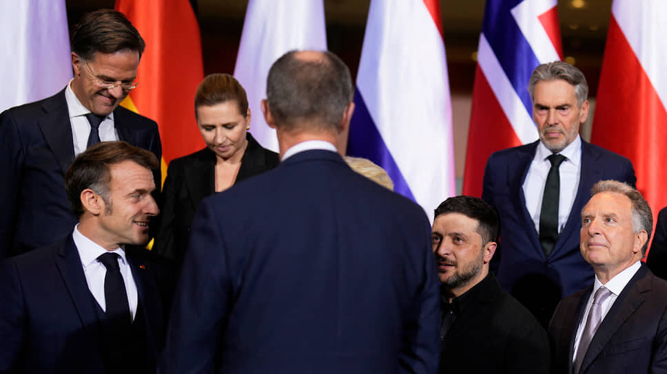 Президент Украины Владимир Зеленский (в центре) на переговорах с европейскими лидерами в Берлине (15 декабря 2025 года).📷Фото: Markus Schreiber / Pool / Reuters