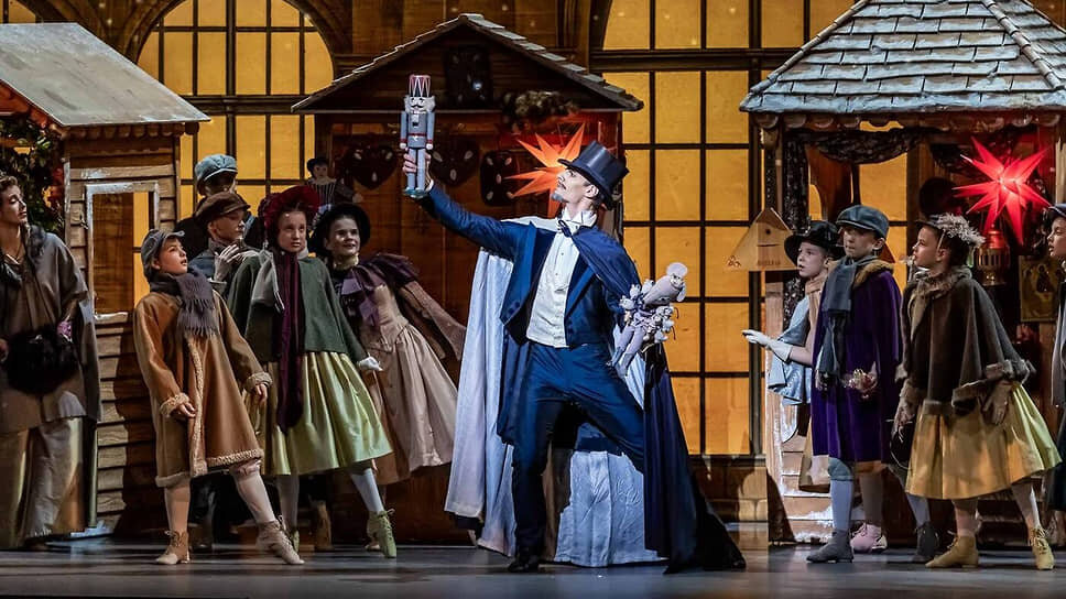 Дрезденский «Щелкунчик» начинается с рождественской ярмарки и сохраняет праздничный настрой до самого финала.📷Фото: TheatreHD