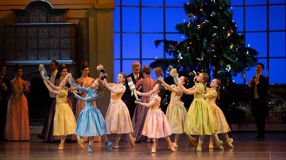 Сцены из спектакля «Щелкунчик» в хореографии Аарона Уоткина и Джейсона Бичи.📷Фото: TheatreHD