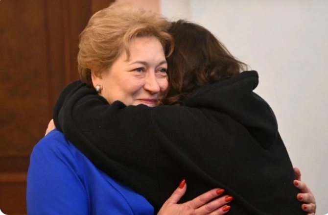 Адвокат это объятие заслужила за свой честный, добросоветный труд. 