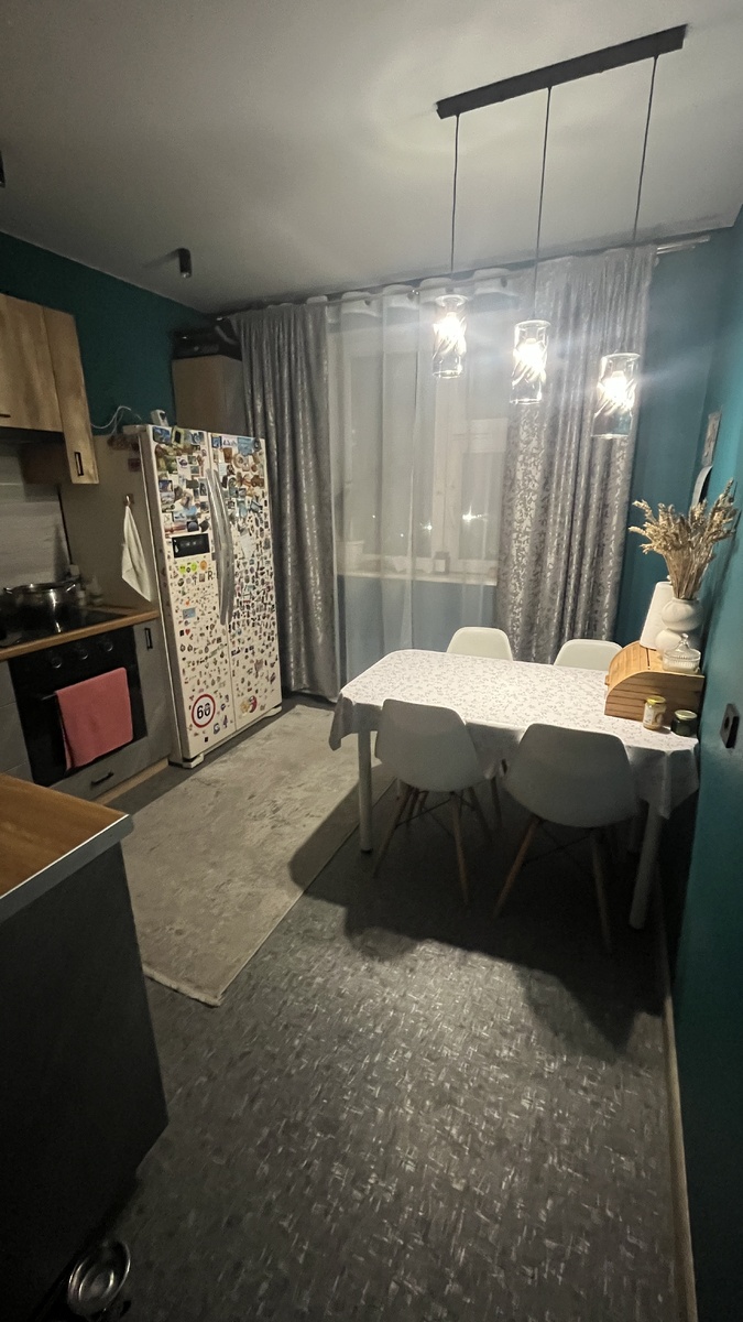 Если не брать в учет обклеенный холодильник наклейками…то вполне себе уютно я считаю (наклейки это Фединых рук дело🤣 с маленького возраста)