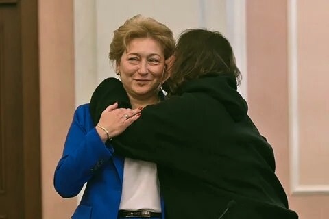 Из открытых источников в интернете. Обе в слезах радости и адвокат и покупатель квартиры Полина Лурье.