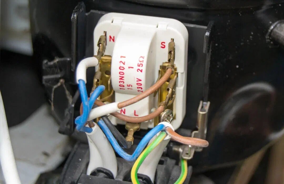 Пусковое реле на мотор-компрессоре холодильника