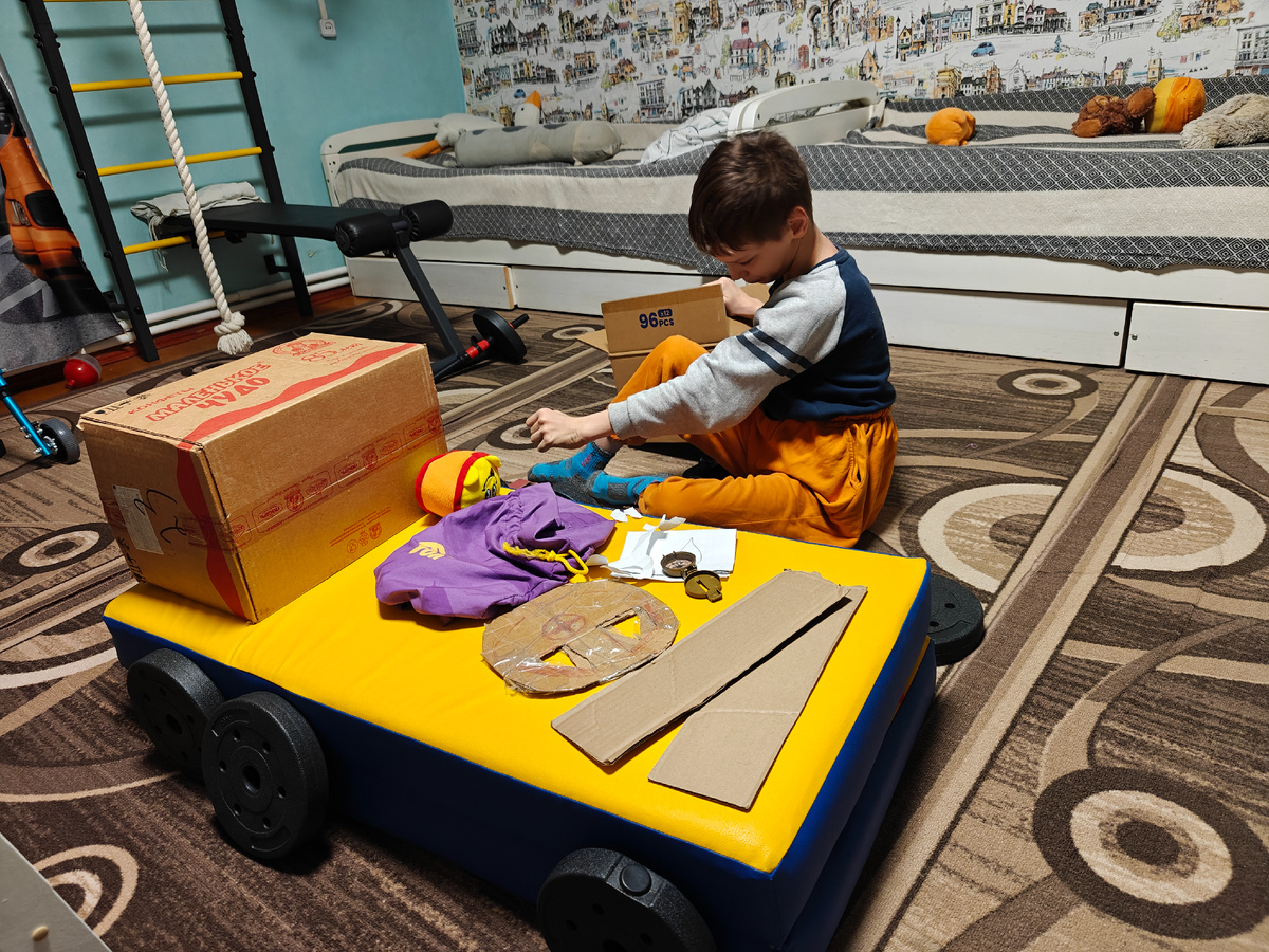 Сенина машина: - Мерседес спринтер, фургон с шестью колёсами. - А зачем ему столько колёс? - Чтобы быстро ехать по лужам. 