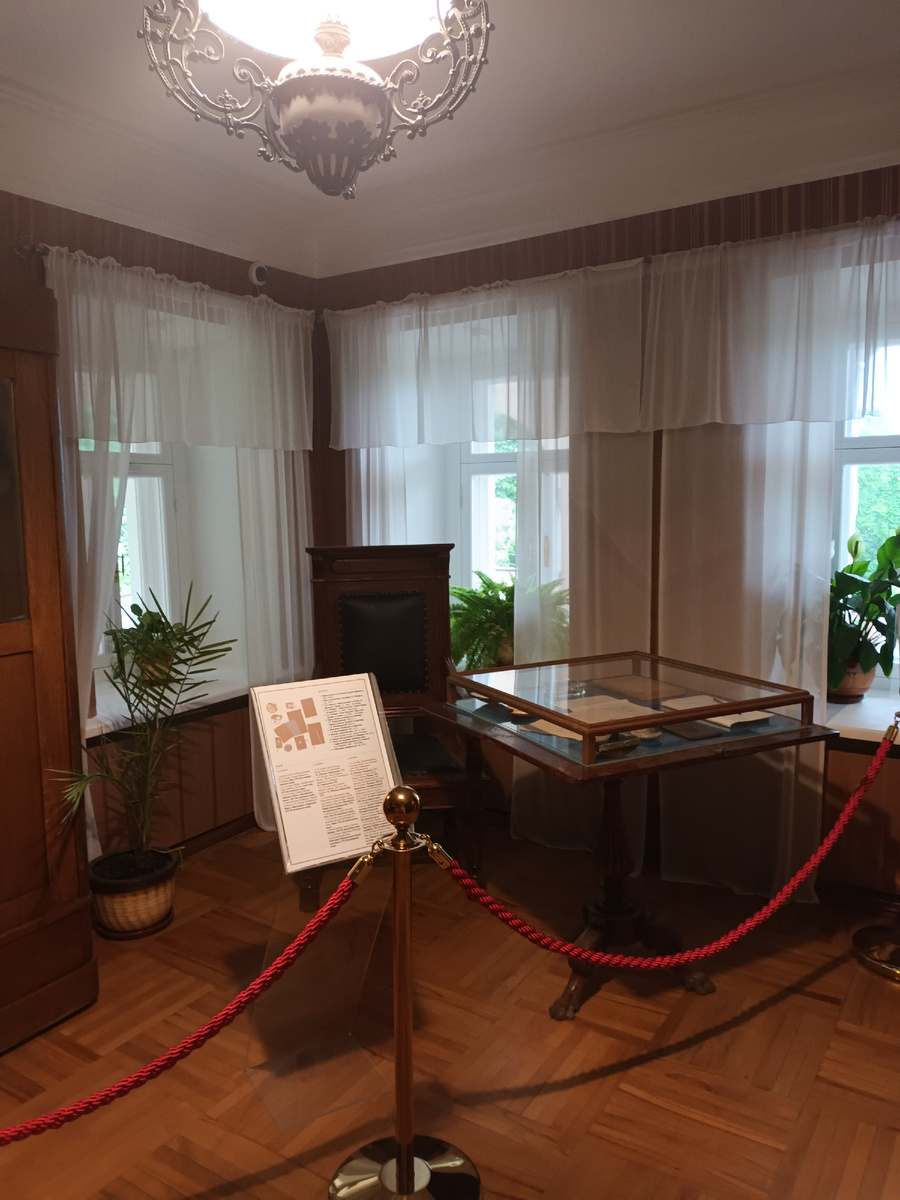 Мебель из квартиры Бениславской. Стол и стул, за которыми работал поэт в последние годы. Музей-усадьба Константиново