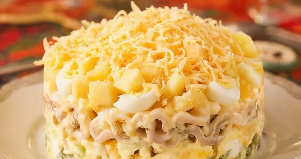 Салат "Адмирал" с кальмарами и ананасами