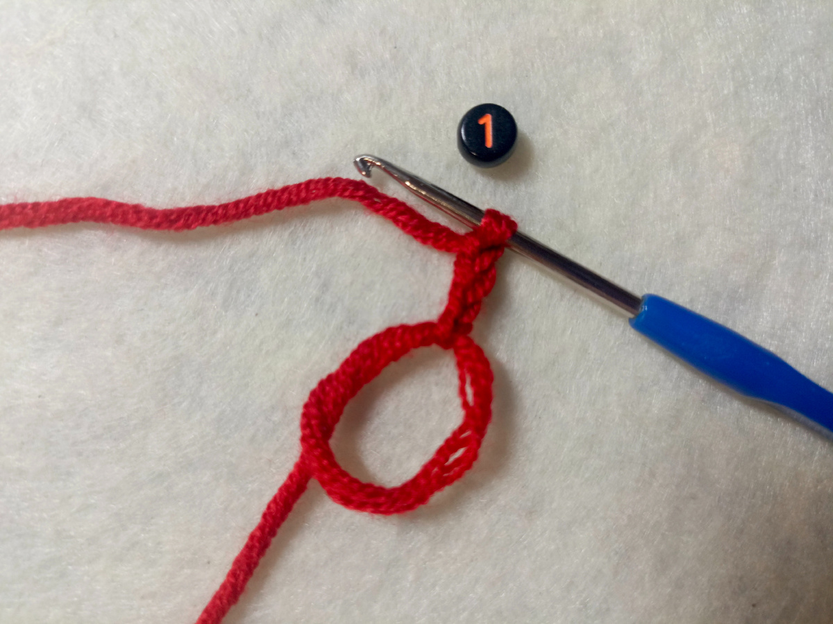 В петлю амигуруми провязываю 3 воздушные петли.