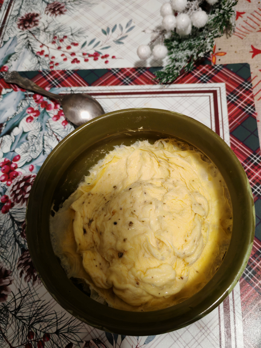 Омлет из микроволновки. Изначально поднялся так, что крышку снёс 😄 Двойной эспрессо обязательно. 