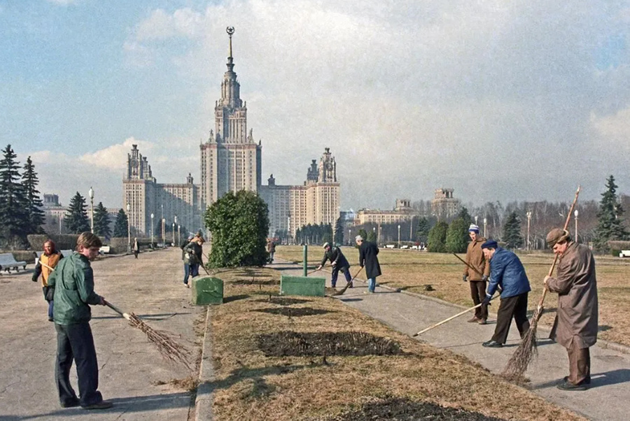 Студенты и аспиранты механико-математического факультета МГУ на субботнике