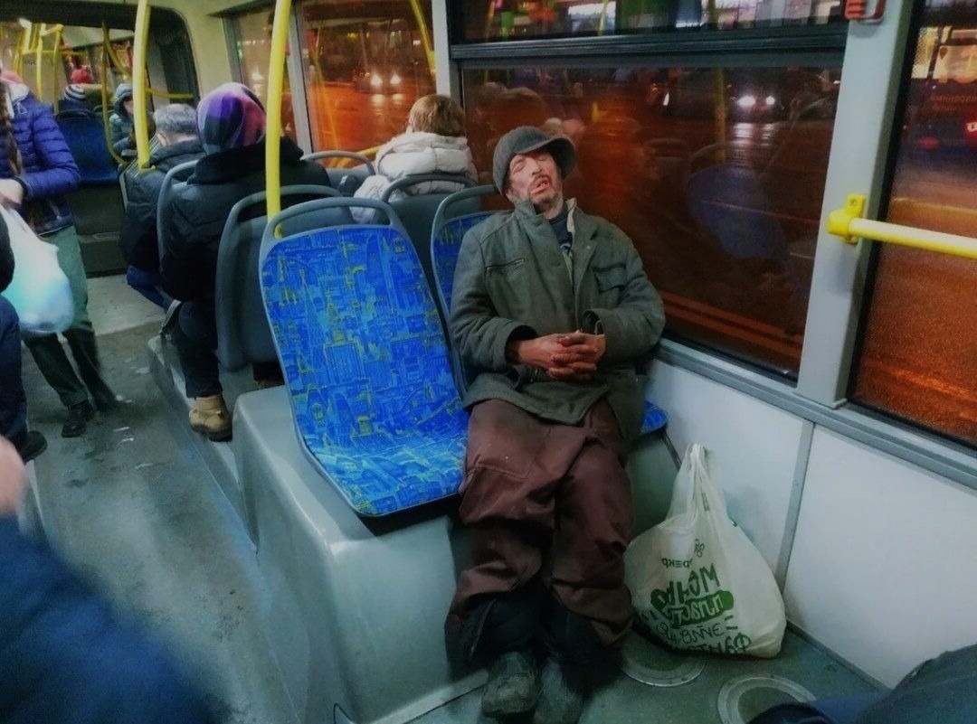 Чаще всего это вопрос привычек и среды, а не злого умысла. Таких людей меньше, чем кажется, но именно они запоминаются сильнее всего.
