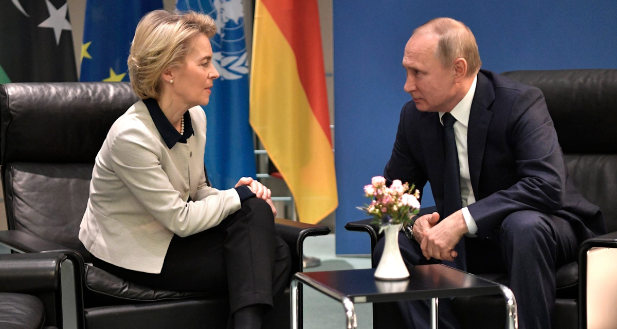 Владимир Путин (справа) беседует с председателем Комиссии ЕС Урсулой фон дер Ляйен на встрече в рамках конференции по Ливии в январе 2020 года © Алексей Никольский/Краевой альянс/dpa/Pool/Sputnik Kremlin/AP