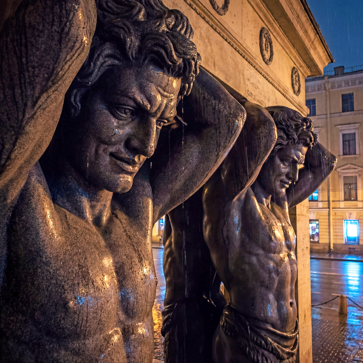 Не смотри в окно. Потому что они, скорее всего, уже смотрят на тебя.