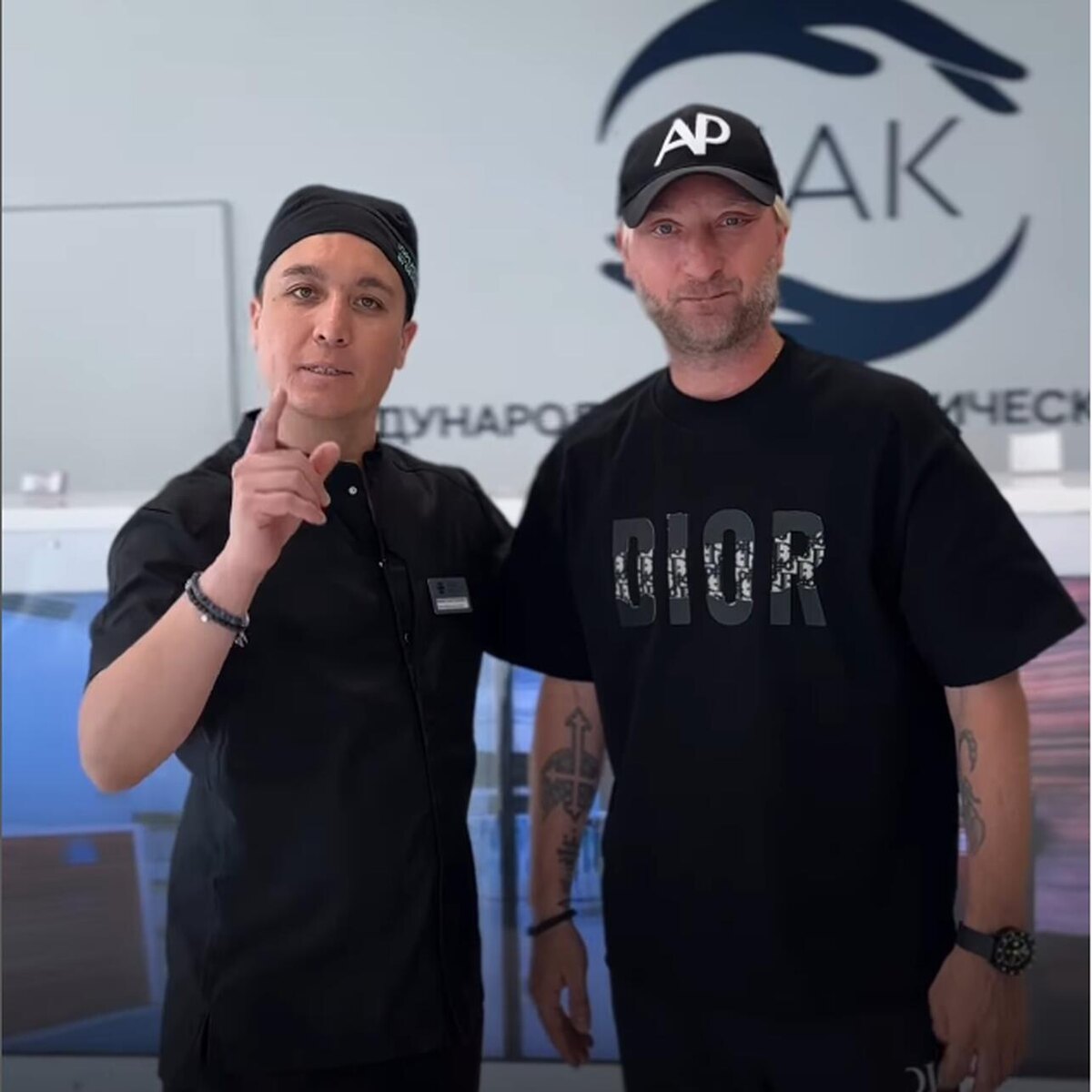    Тимур Хайдаров и его новый звездный пациент Евгений Плющенко. соцсети