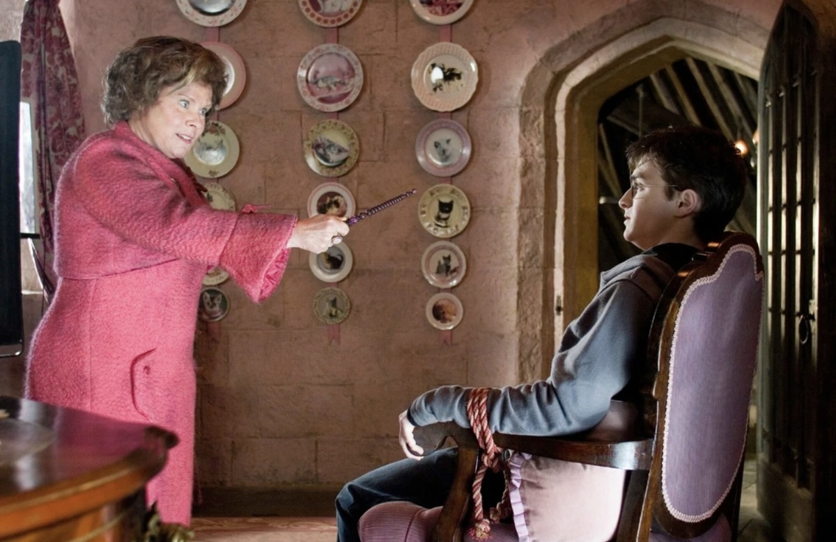 Амбридж угрожает Гарри 