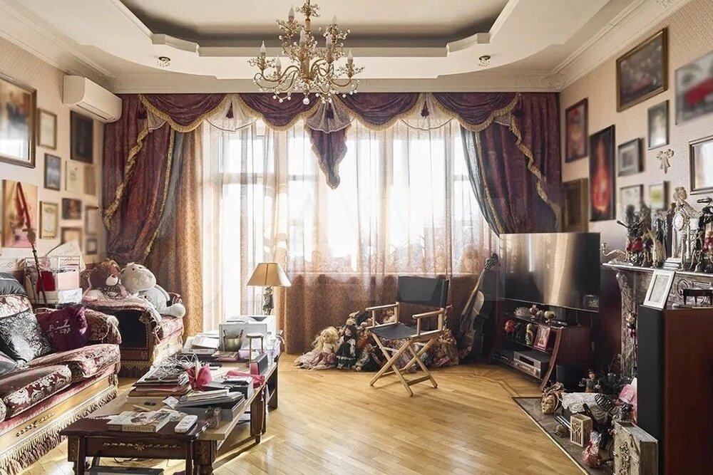    Гостиная в квартире Ларисы Долиной. Фото: соцсети