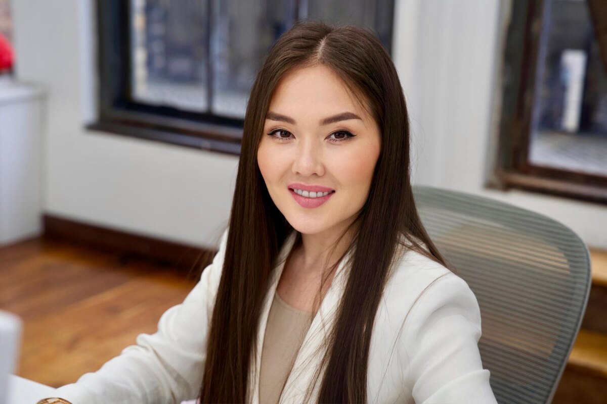 Иммиграционный юрист в США - Айя Балтабек в своем офице в Нью-Йорке