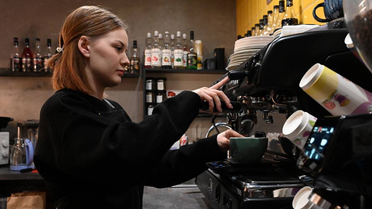    Старший бариста Анастасия Мочалова работает в кофейне на Сретенском бульваре / Фото: Мария Хапцова / Вечерняя Москва