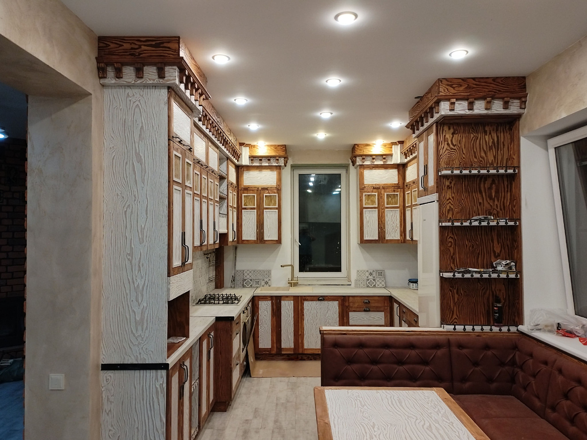 Кухня из массива сосны и лиственницы с витражными стеклами в стиле эклектика