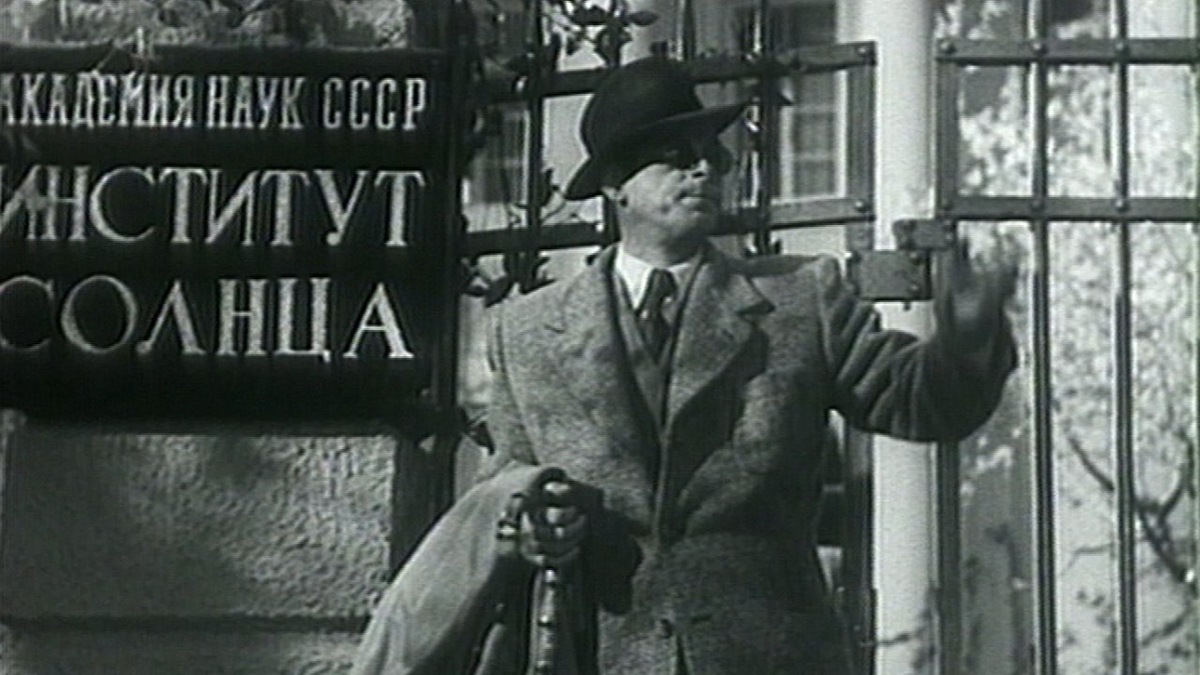 Кадр из фильма, в роли режиссера нар.арт.СССР Николай Черкасов