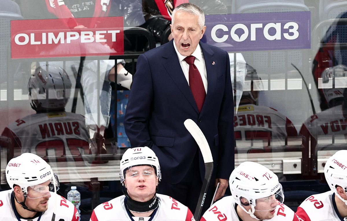    Главный тренер "Локомотива" Боб Хартли и хоккеисты "Локомотива"  Софья Сандурская/ТАСС