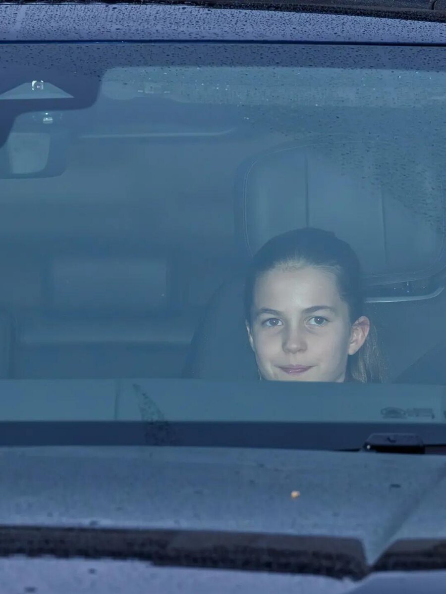    Источник: Социальные сети | Члены королевской семьи направляются в Букингемский дворец