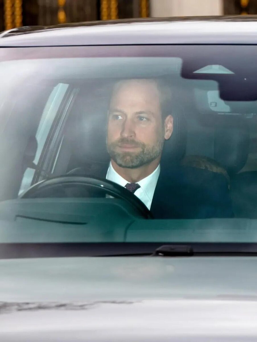    Источник: Социальные сети | Члены королевской семьи направляются в Букингемский дворец