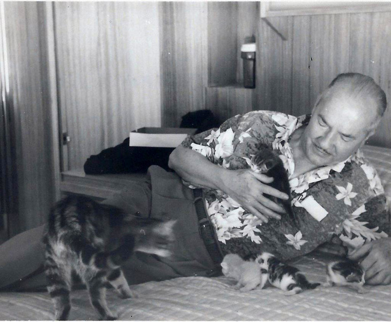 Хайнлайн был великим писателем и любил котиков...