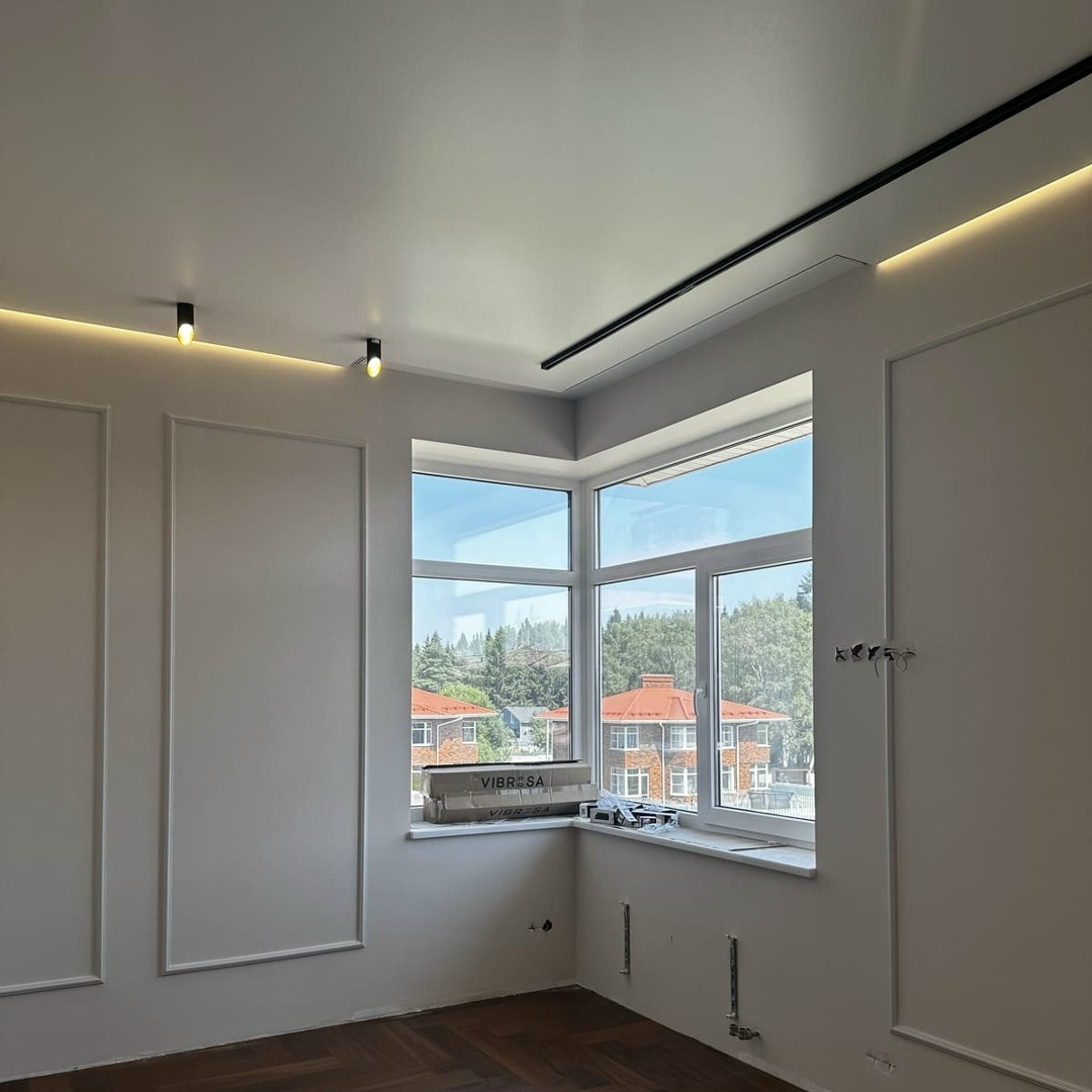 Современный натяжной потолок в интерьере от компании Nova