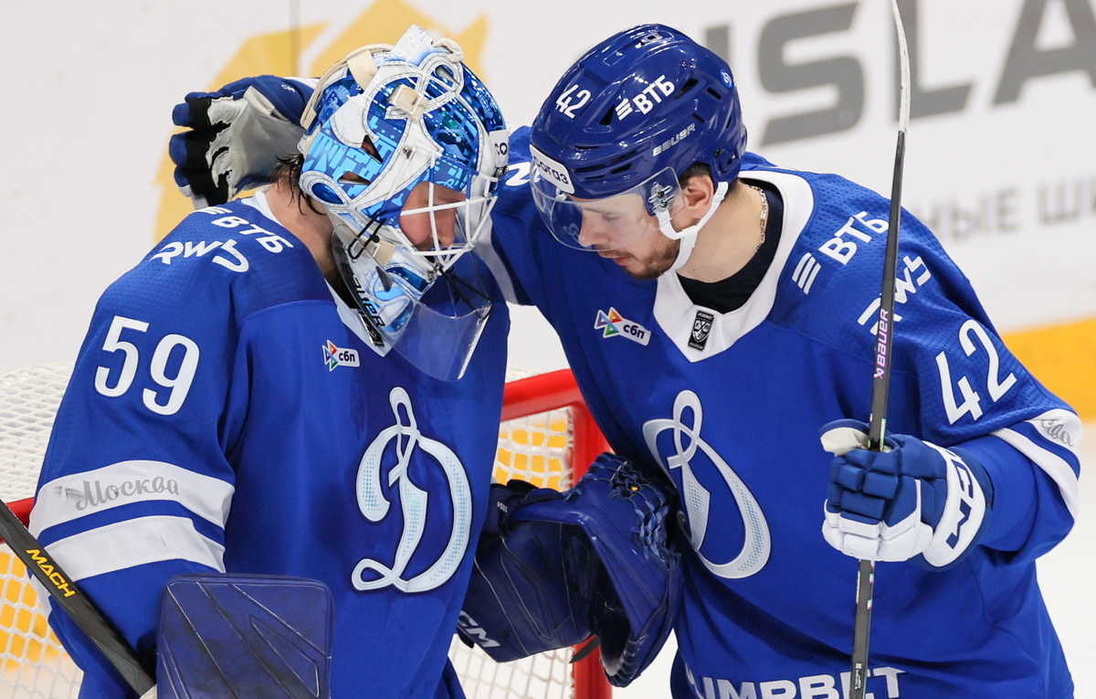    Вратарь "Динамо" Владислав Подъяпольский и форвард "Динамо" Ансель Галимов  Сергей Савостьянов/ТАСС