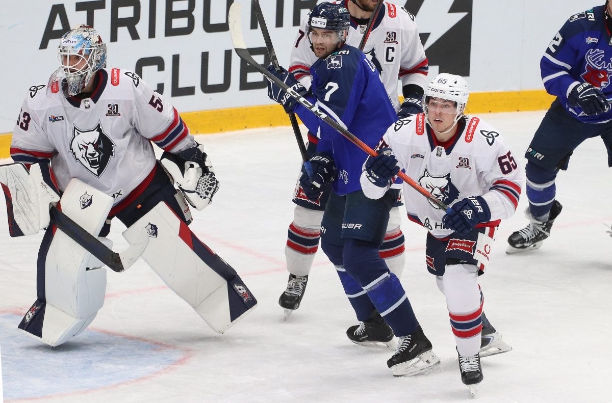    23-летний защитник «Нефтехимика» Максим Федотов выступал и за «Торпедо», и за «Чайку»