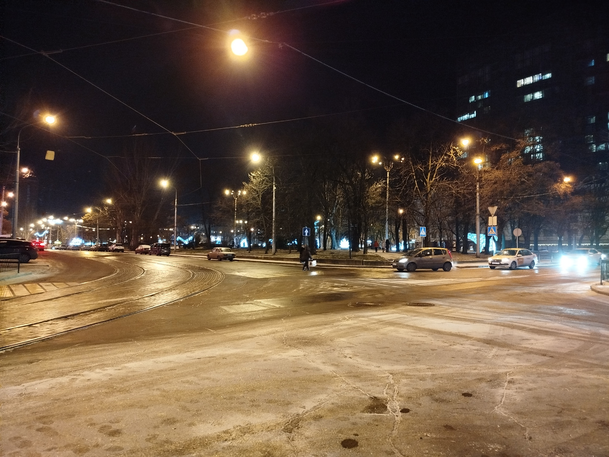 Поворот трамвайного маршрута № 1 на перекрёстке улицы Постышева и проспекта Гурова.