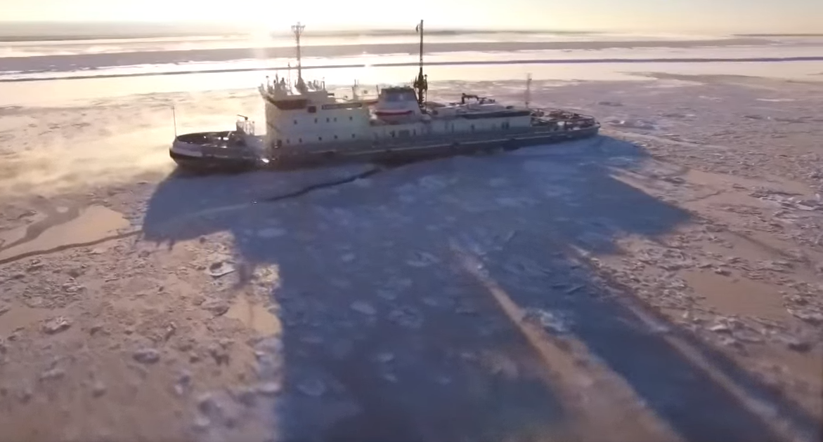 фото:  тень от ледокола КАПИТАН БАБИЧЕВ, в полдень.