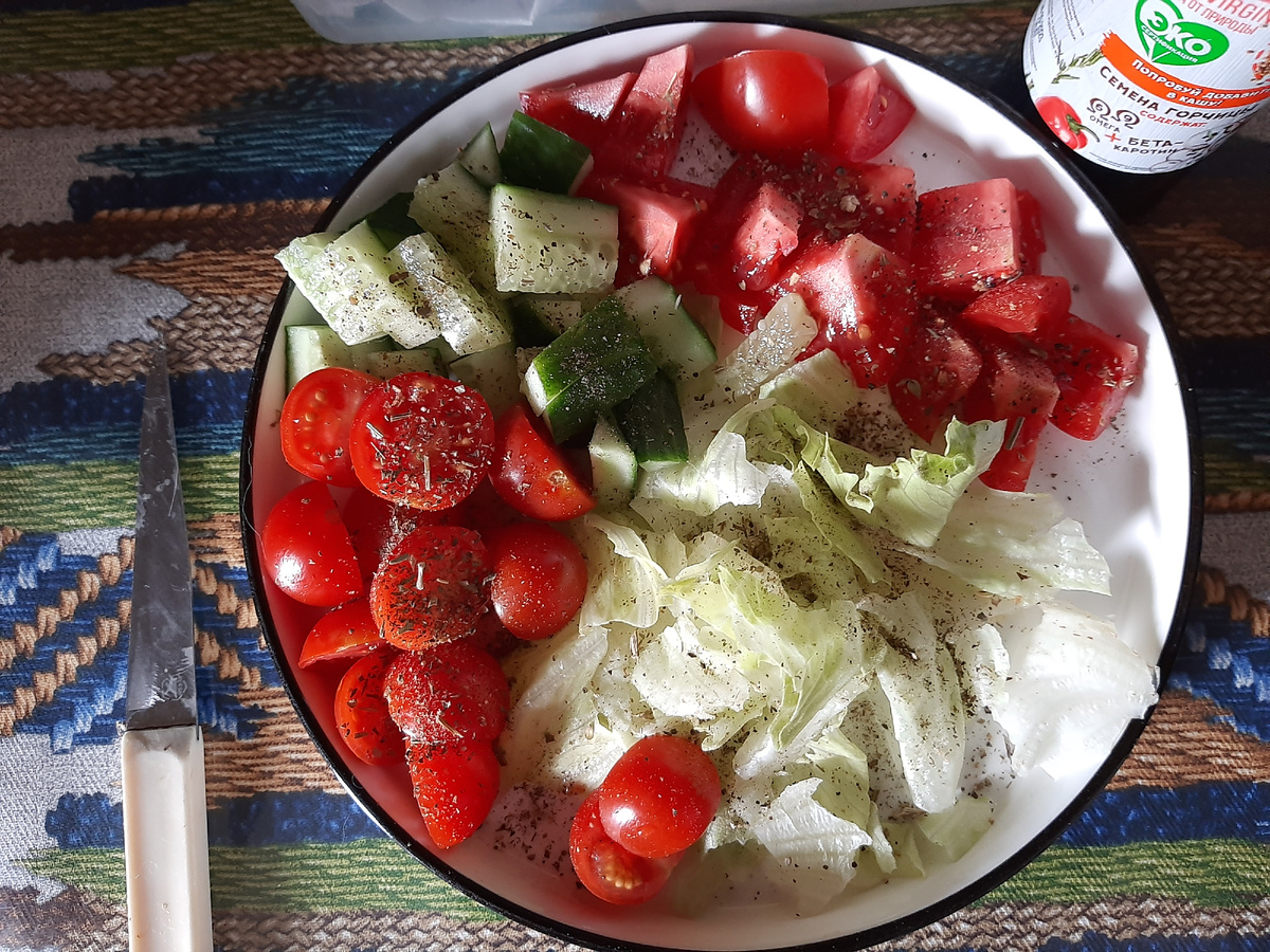 Огурцы--помидоры-- салат Айсберг---специи