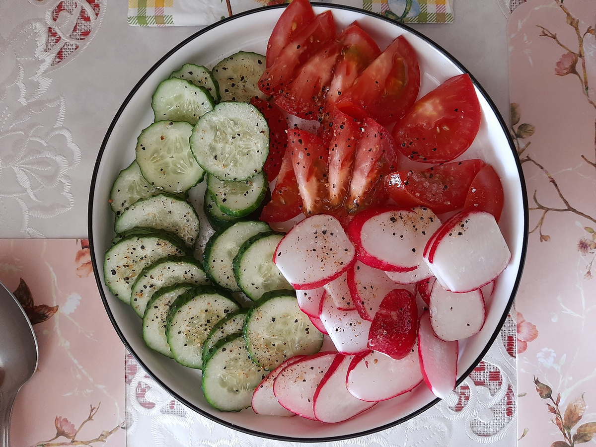 Огурцы---помидоры---редис---специи