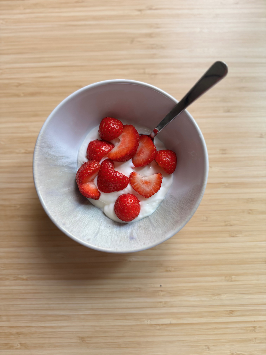 Завтрак. Греческий йогурт с клубникой 