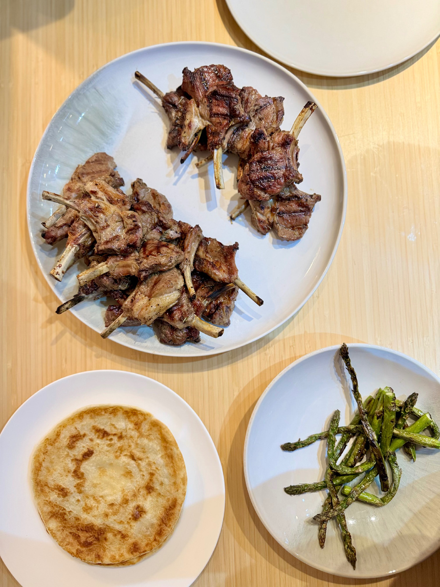 Обед. Бараньи ребрышки с индийской лепешкой и спаржей