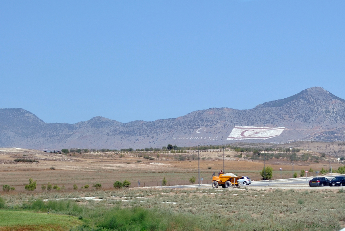 вот такое приветствие нас встречает, когда проезжаем границу между основным Кипром и Северной его турецкой частью (фото автора)