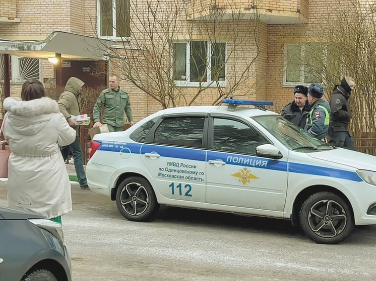     Из дома подростка выносят улики. / Анна Титова