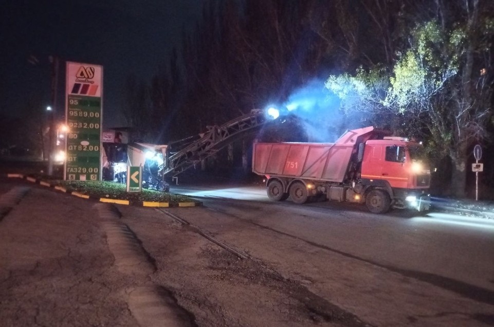    Поэтапно, участок за участком, в городе выполнят ремонт на всех запланированных улицах. Фото: ТГ/Ключаров