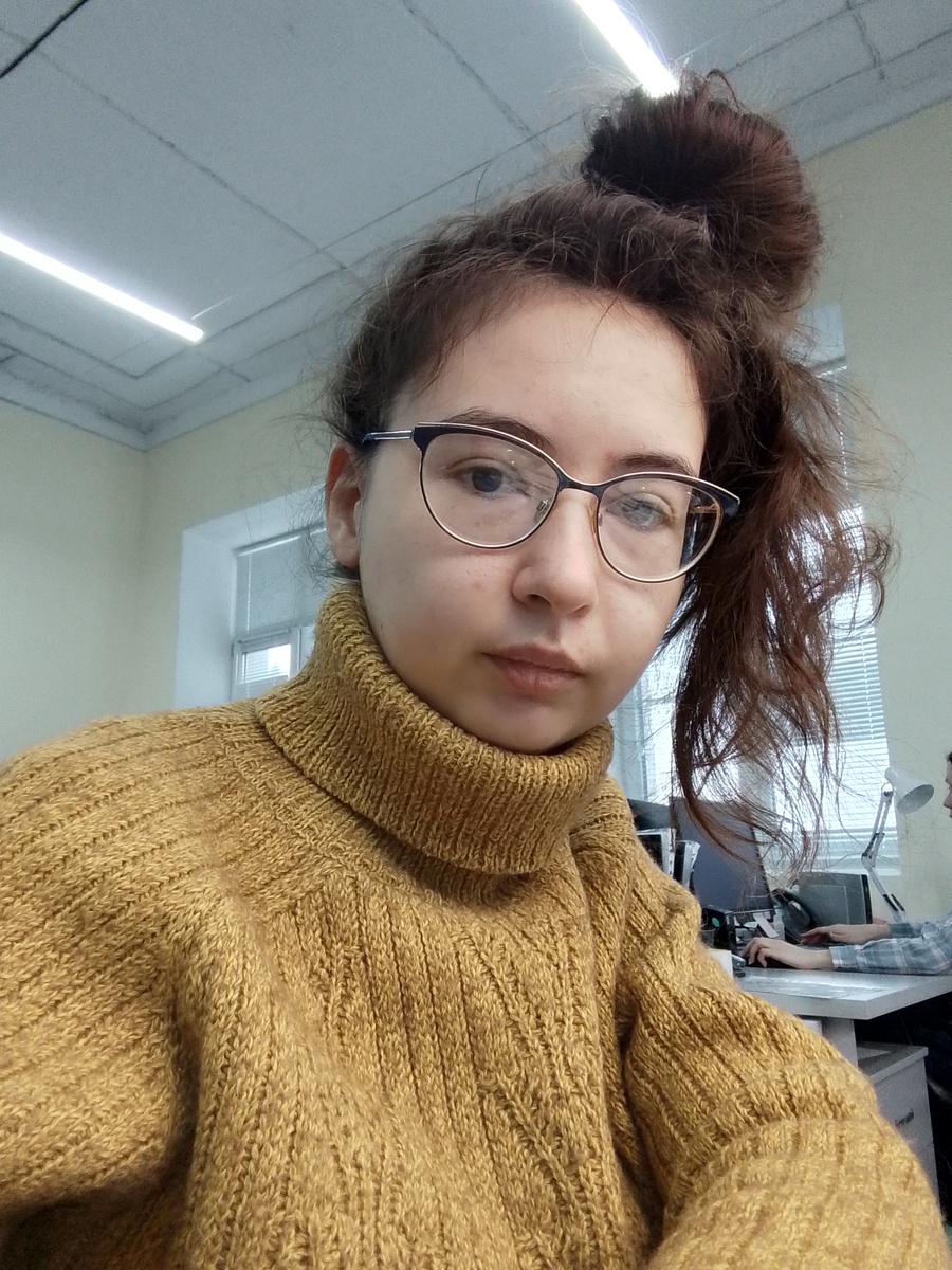 Я без настроения, с гулькой на голове😄