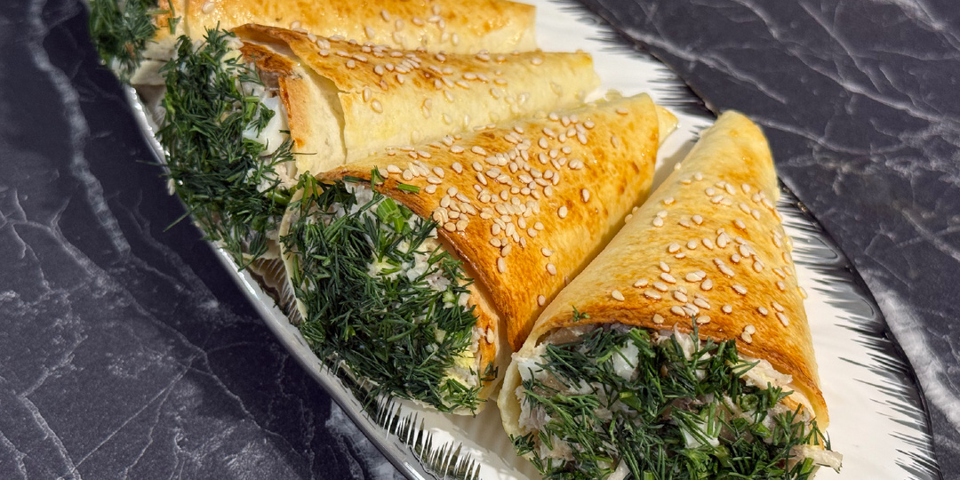 Очень вкусная и красивая новогодняя закуска . Кулёчки из лаваша с начинкой.