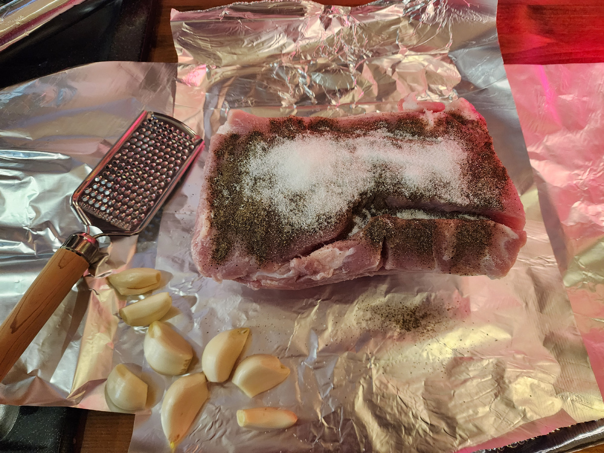 Перчим, солим по вкусу. Я специи не жалею, мясо возьмет свое.