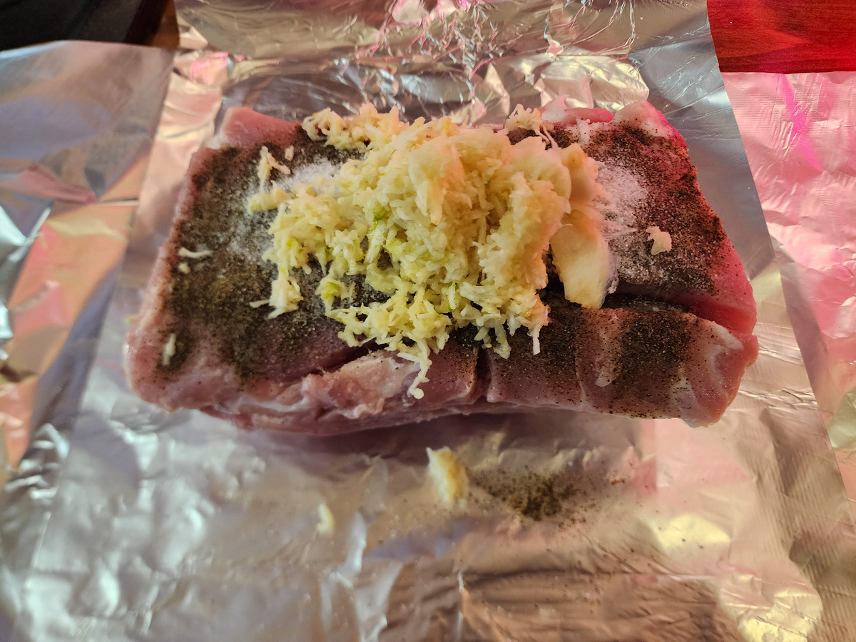 Натираем чеснок, или выдавливаем - кому как удобно)