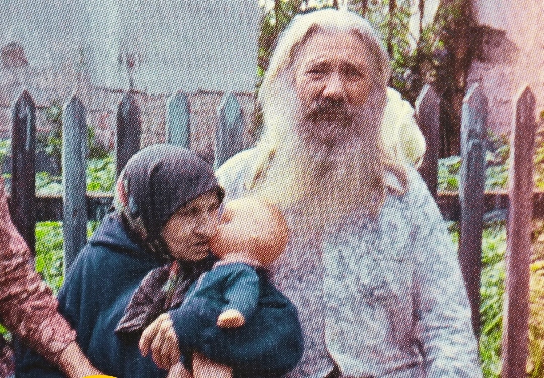 Отец Павел с Блаженной Евгенией (на руках у нее кукла), которая юродствовала и вымаливала деток, родители которых совершили аборт