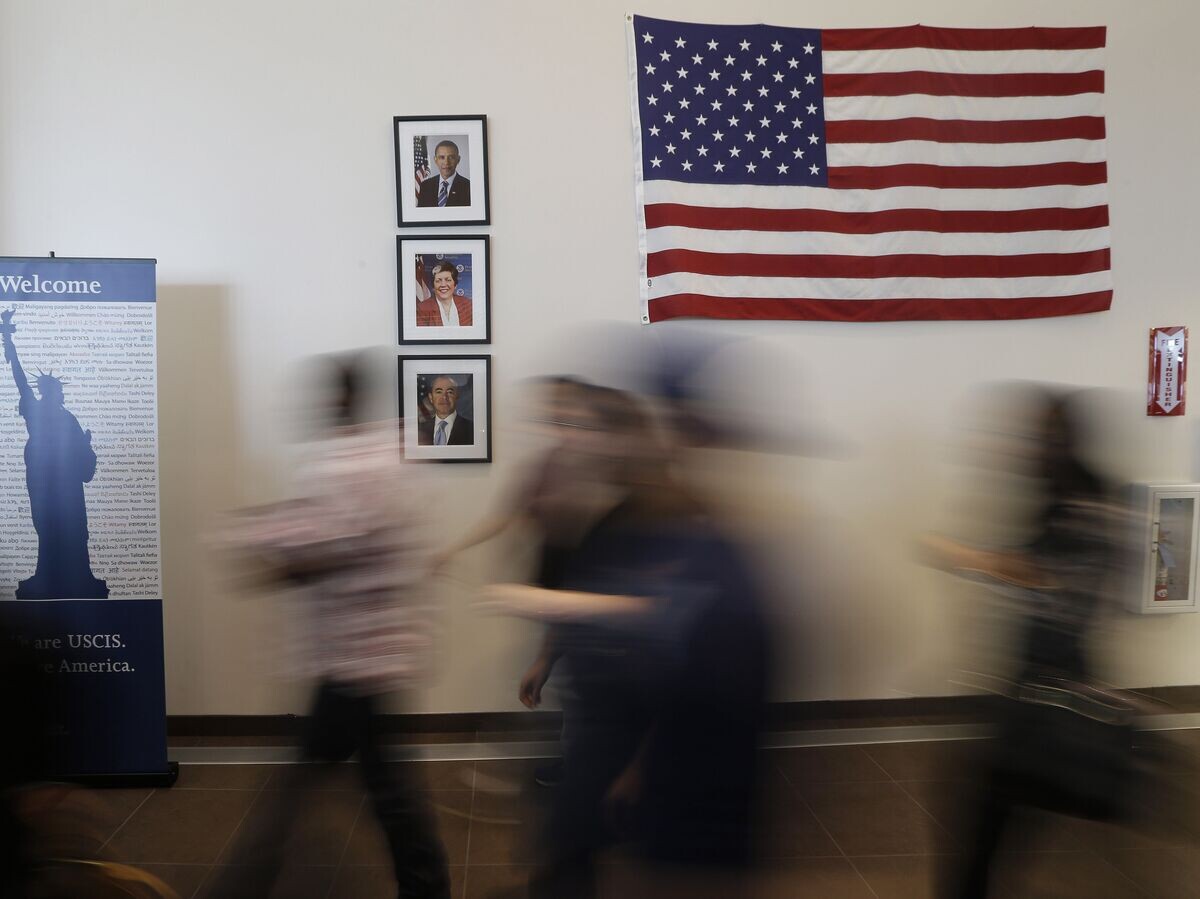    Посетители в офисе службы иммиграции и натурализации в Техасе, США | © AP Photo / LM Otero