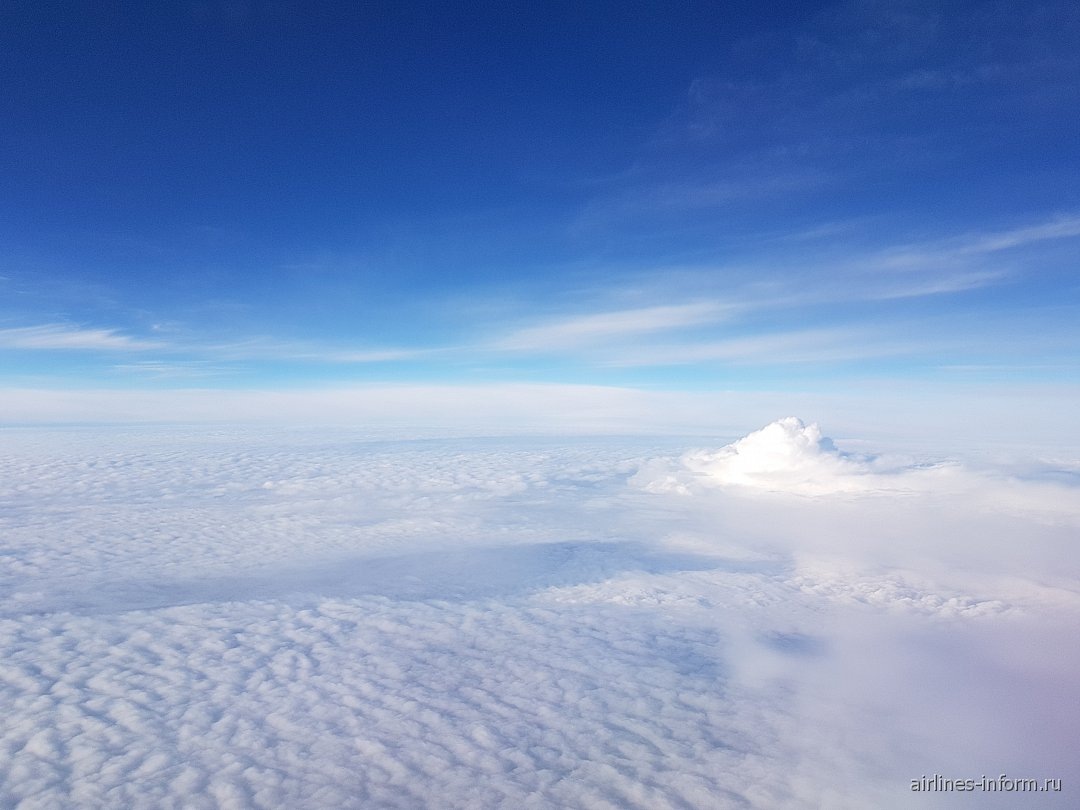    Синее небо над облаками