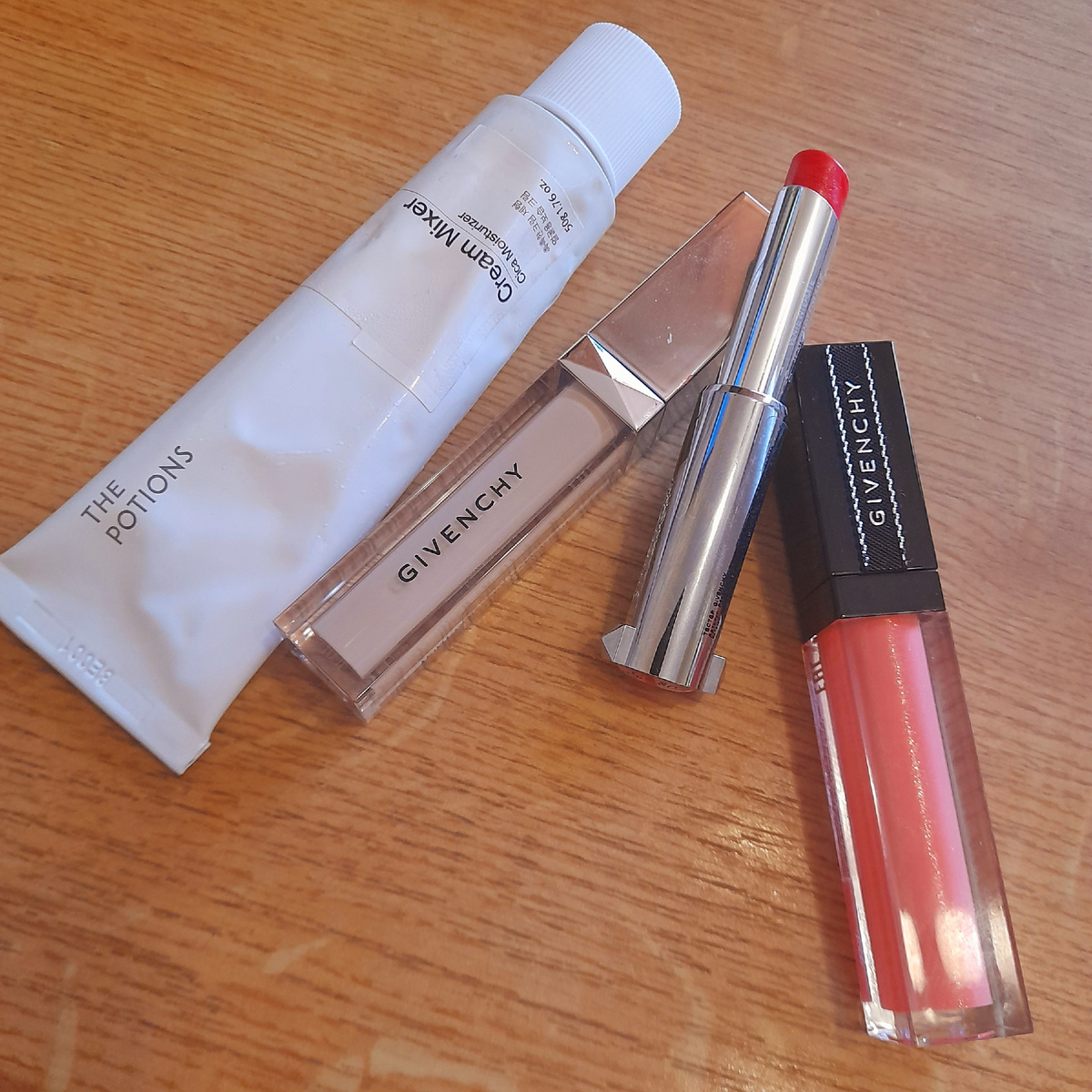 Консилер теперь самый главный элемент моей косметички. 